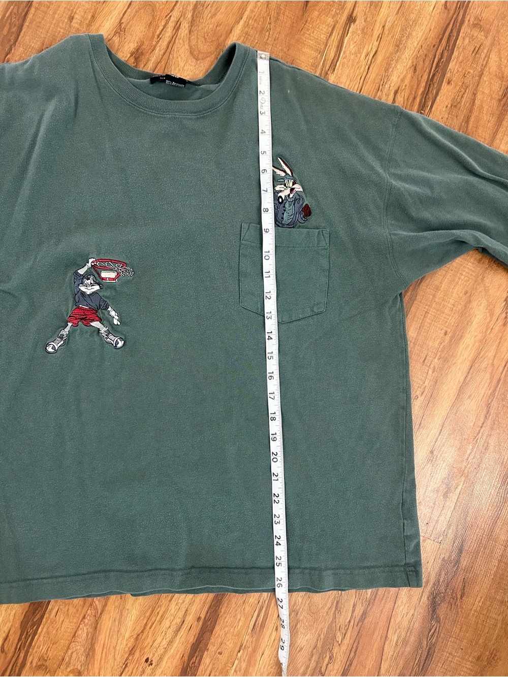 Vintage 1995 Warner Bros Bugs Bunny Basketball Embroidered Long Sleeve Mens XL - Picture 9 of 9